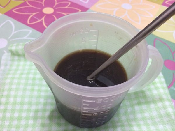 黑糖、二砂加入340g鮮奶（或水）裡攪勻，將糖融化