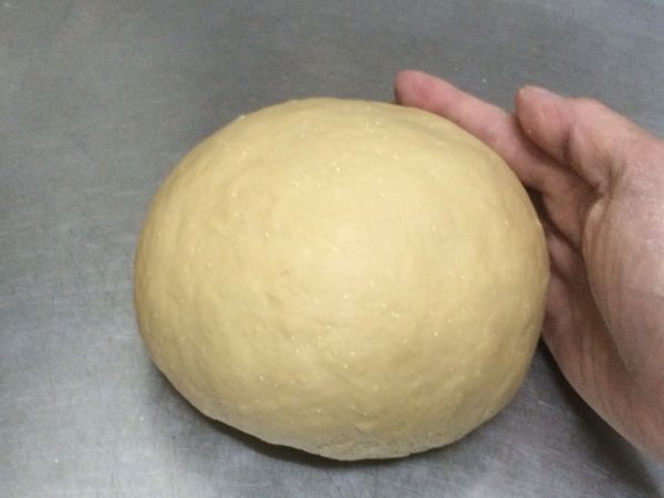 所有麵團材料放入盆中，徐徐加入糖水拌勻後（留一口水，視麵團濕潤度再決定是否全下），搓揉成光滑麵糰,蓋上空盆鬆弛10分鐘