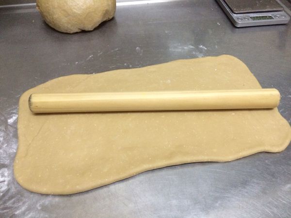 麵團擀成長方形，摺合三層後再擀成長方形