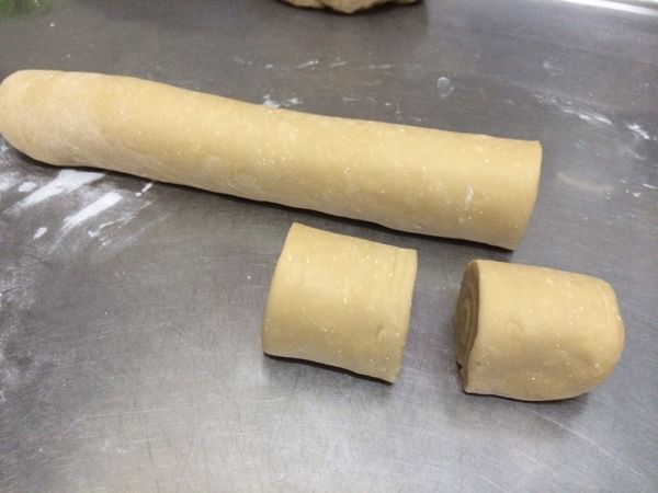 由長邊捲成緊實圓桶狀，再分割成小麵團（1個60g重，約16顆）