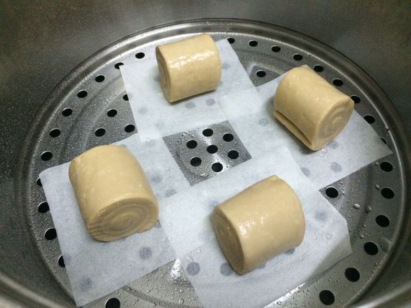 墊上饅頭紙，放加了溫水的蒸籠裡做第二次發酵40~50分鐘，
排放蒸籠必須預留發酵膨脹空間