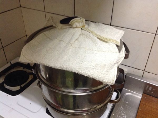 蒸籠蓋包上布巾，預防蒸水滴在饅頭上，水滾後，鍋蓋打開1小縫蒸12分鐘，熄火等5分鐘後再慢慢掀開蓋子取出即可。