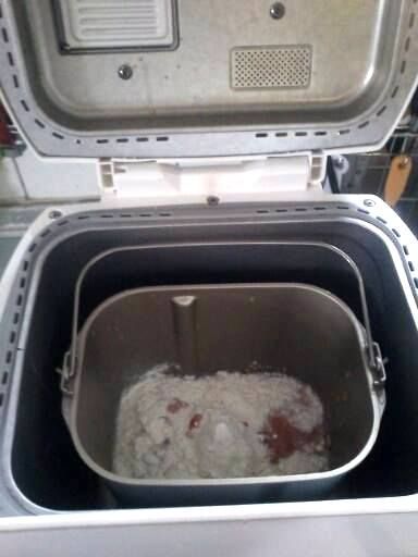 除了手粉所有材料都放入製麵包機按下製麵功能