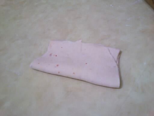 在上面撒上水粉折成三折切成麵條