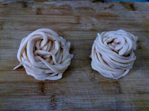 完成的麵條用滾水煮8-13分備用