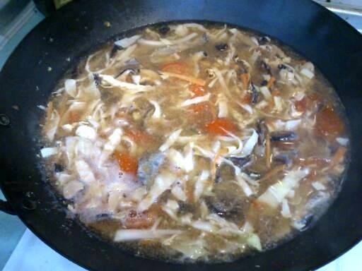 我用幾種蔬菜雞肉條煮成湯底,看各人喜好,煮好的湯底淋上備好的麵即可^^