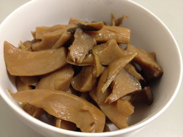 將滷過的杏鮑菇瀝乾湯汁。
若原形狀較大請切成易入口大小，但也不要切太小避免喪失口感(因為烘炒過後體積還會再縮小)。