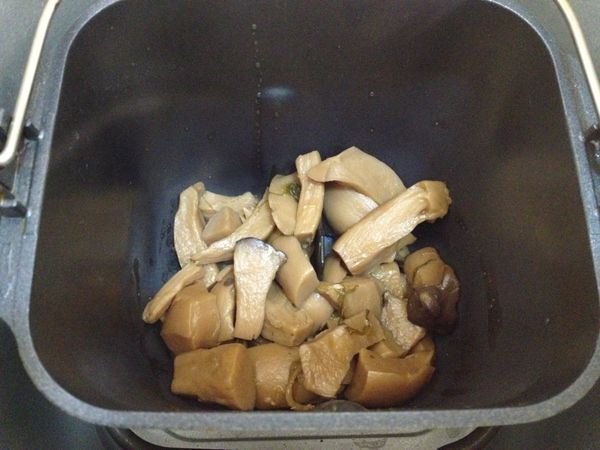 將杏鮑菇投入麵包機內容器。