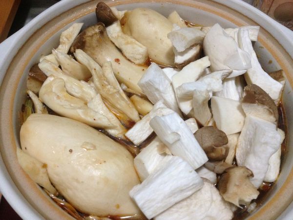 燉滷一鍋杏鮑菇。
用手撕成塊狀比用切的較容易滷入味。