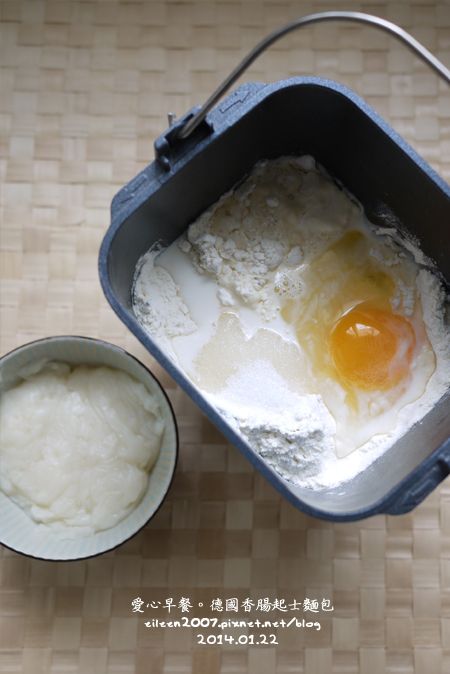 ◎湯種材料：
(煮好湯種約為120g)
高筋粉25g
水125 ml （可用牛奶代替）

◎湯種做法：
麵粉和水的比例是 1：5
1) 先把 1份的高筋粉（25g）分二，三次倒進5份的水（125 ml ）中攪拌均勻。
2) 倒進一小鍋，用中慢火煮，邊煮邊攪拌，煮到開始變的濃稠，直至看見攪拌時出現在麵糊表面的一條條線紋即是湯種煮好了。
3) 然後放入碗裡用保鮮膜蓋著。保鮮膜要緊貼著麵糊表面讓麵糊冷卻後不會在表面形成一硬皮，可以讓湯種保持濕潤。
4) 湯種放涼後，即可使用。餘下的可放入冰箱冷藏，可存放3至5天，只要不變灰色就可以。
P.s.從冰箱拿出湯種做麵包時，需放置於室溫中一會，才放入主麵團的材料中。