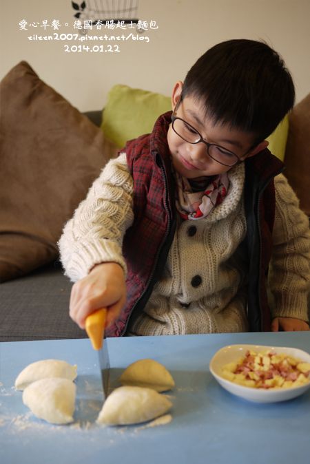先把德國香腸和起士切小片備用。將麵包機揉好的麵團取出，用手把空氣輕壓出後，分割成12等份滾圓並蓋上乾淨布巾休息15分鐘。
