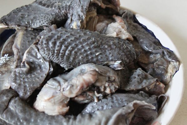 烏骨雞剁成塊狀，先放入沸水汆燙過，再取出洗淨備用