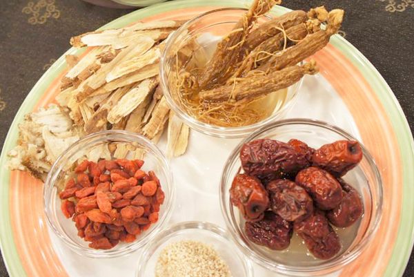 中藥材洗淨，再瀝乾水份備用