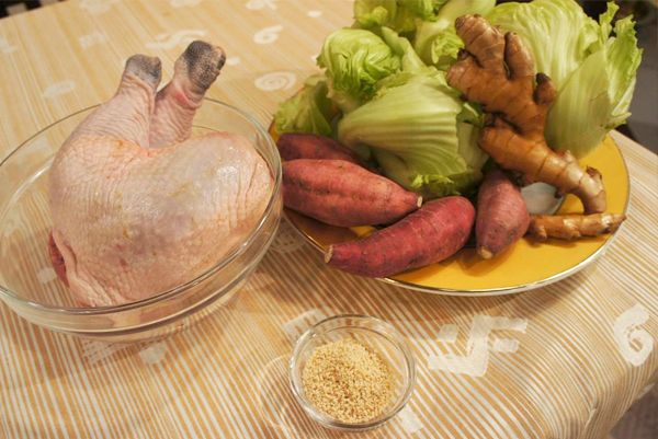 雞腿剁成塊狀，先放入沸水汆燙過，再取出洗淨備用