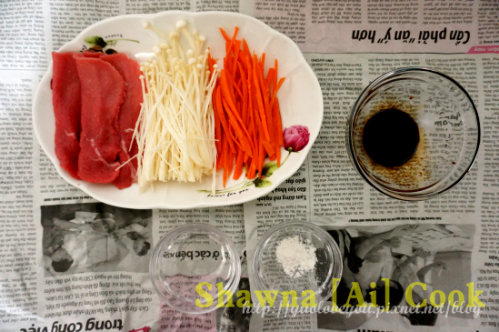 將胡蘿蔔及金針菇用牛肉片包起來，接著灑上麵粉，使它在煎時能黏住，不散開