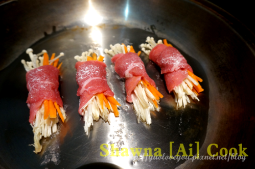 在鍋上加上食用油熱鍋後，即可把牛肉蔬菜捲放入鍋中煎至表面焦黃，但牛肉不用煎太久