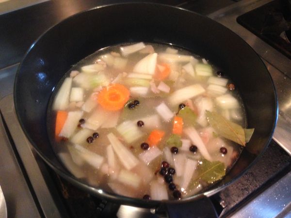 同鍋放入杜松子、月桂葉、丁香、白酒、紅蘿蔔、豬腳及適量雞高湯煨煮，滾開後小火煮45分。