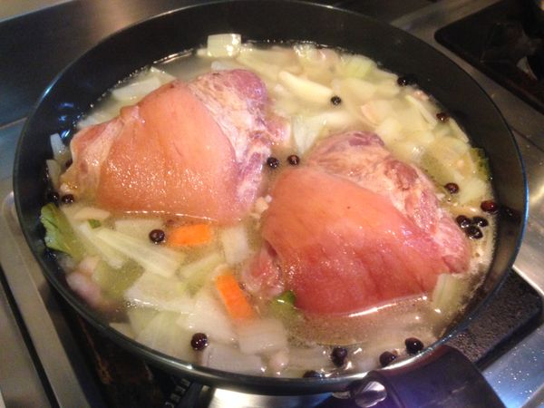 作法3後續泡15至20分，將豬腳撈起、湯汁過濾備用。