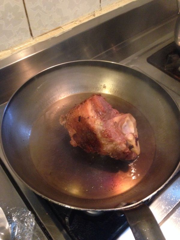 熱鍋將作法4的豬腳煎至表面微焦。