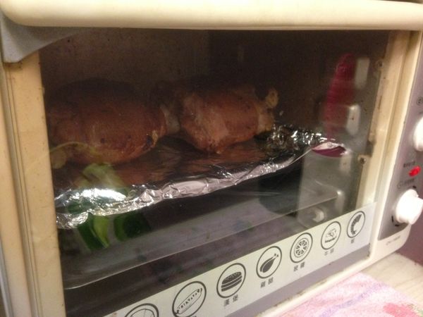 烤箱預熱5分鐘，將作法5放入烤箱烤約30分鐘。