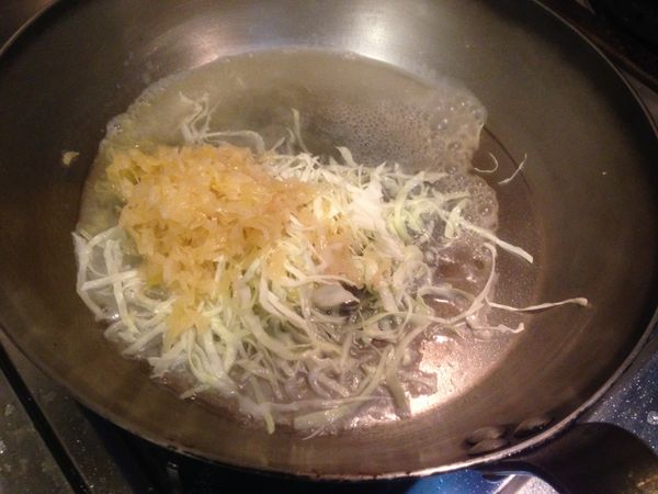 將醬料混合，以煮豬腳的湯汁煮酸菜與高麗菜絲，略以糖調味備用。