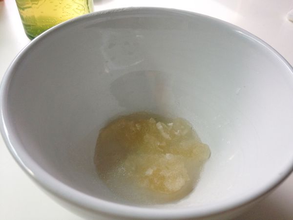 另取一個有深度的碗將12g的冷水加入吉利丁粉中靜置。((不要攪拌，待吉利丁粉吸收水份膨脹即可))