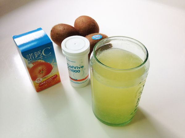 準備材料。諾鈣C在冷水中很容易就溶解囉~帶著柳橙口味不會過甜，冰冰涼涼當成小朋友的飲品，隨時補充平日攝取不足的維他命C和鈣，好喝更好吸收!