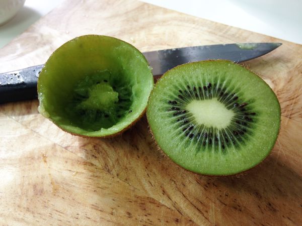 將奇異果對切，中間的果肉挖出備用。