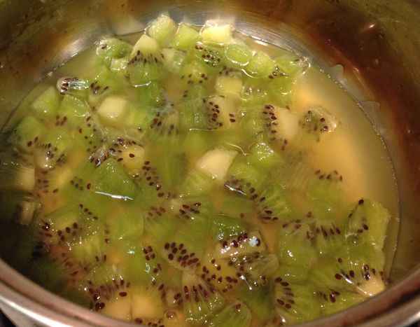 挖出的奇異果肉切成小丁狀，加適量的蜂蜜和少許的檸檬汁進鍋中加熱後再放稍涼備用。(此步驟是因為奇異果中的酵素會破壞吉利丁的凝固功能，加熱過後就不會嚕)。