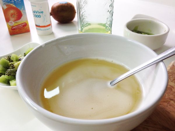 取 200c.c泡好的諾鈣 C水加入吉利丁液中攪拌均勻，喜歡果凍甜一點口感的則可以加上 1茶匙的蜂蜜。(諾鈣 C在冷水中即可完全溶解，使用熱水會破壞裡頭的維他命 C，要避免喔!!)