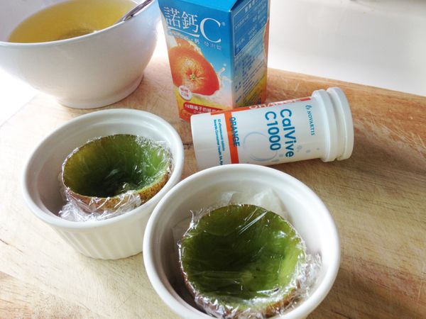 把奇異果殼內先鋪上保鮮膜。