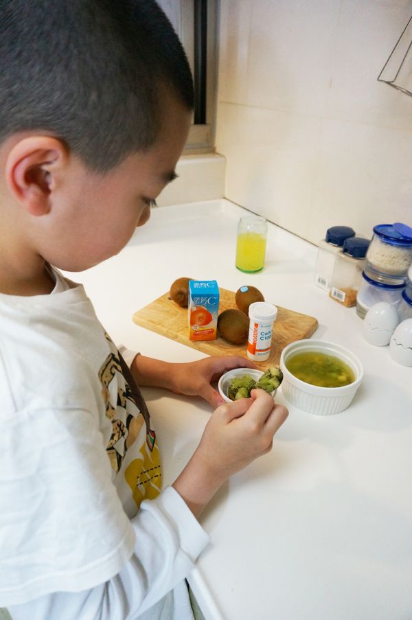 小幫手再度上場，取適量的奇異果丁裝回奇異果殼內。