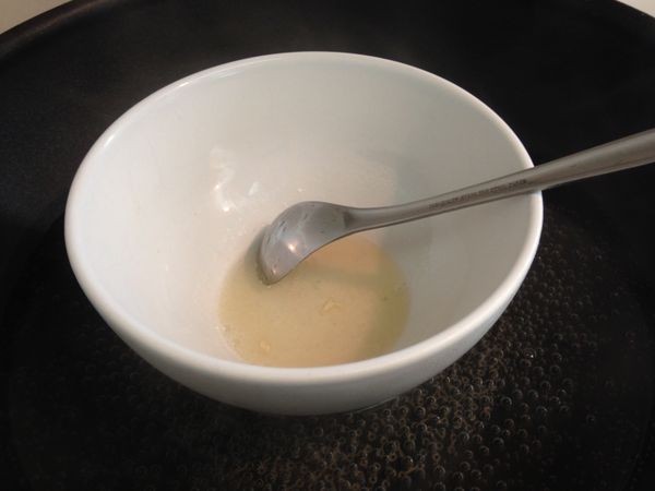 再將步驟4隔水加熱至吉利丁粉完成變成液狀。