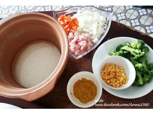 把米洗好，1:1的水量，放在陶鍋內。洋蔥、紅蘿蔔及雞肉，切成丁狀大小，花椰菜及玉米粒先備好料放著。