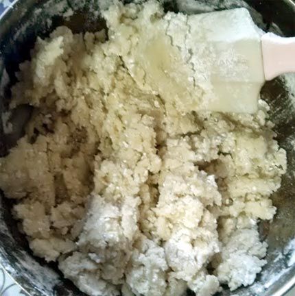 水、油、鹽、糖及醬油放入鍋中煮滾，加入粉類快速拌勻