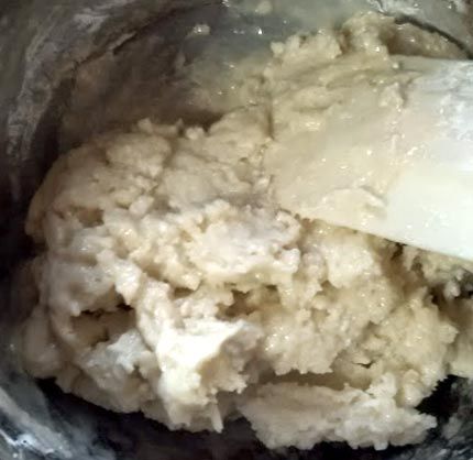 將蛋液分3次加入，每次加入後先與麵糰拌勻後再繼續添加