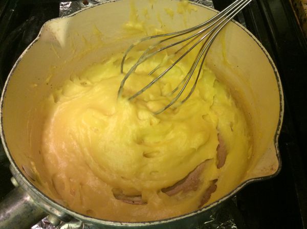 A料全部放入鍋內，用打蛋器先攪勻，再用小火煮成糊狀，邊煮邊攪以免糊底，取出放盤中，包上保鮮膜，放涼備用。