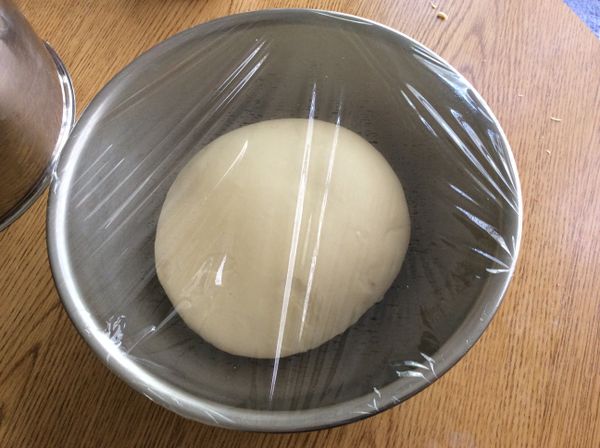 B料加入冷卻的卡士達醤打成光滑的麵團後加入奶油再用中速打成具延展性可拉出薄膜的麵團，放入抹油的容器中，並蓋上保鮮膜，基本發酵約80分鐘。