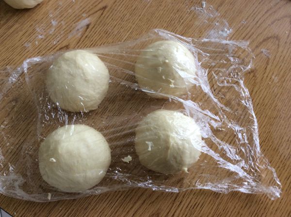 發好的麵團分割成3等份，滾圓後鬆弛15分鐘。這是用短的土司模，我的是長的，所以照配方做3份，分割成8份。