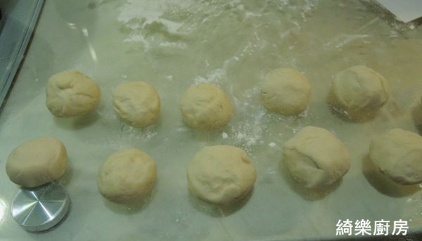 分成10等份,擀成長型然後捲起來