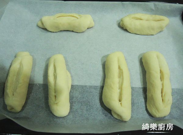 中間劃一刀,蓋上布最後發酵55分鐘左右
