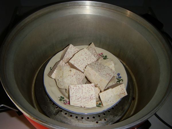 大甲芋頭300G，去皮切塊(2-3公分大)，放入電鍋蒸熟，外鍋半杯水。（蒸15分鐘電鍋跳起，再悶15分鐘即可取出製作）