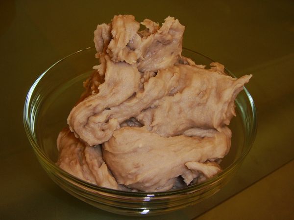 用橡皮刮刀取出芋泥，以免刮傷鍋子，香濃滑順的芋泥，就這樣簡單完成了，好好吃喔。