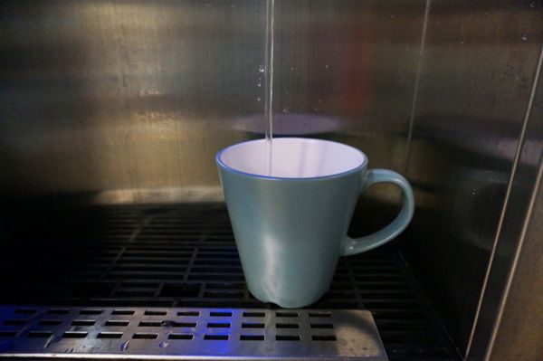 食材到入碗中，注入約200c.c.熱水