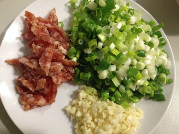 香腸去腸衣後切條狀、大蒜切末，青蔥切小粗粒。