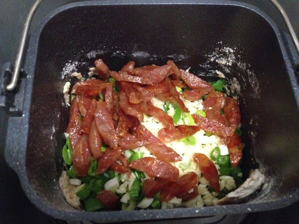 這時要迅速在3分鐘內倒入豆漿及所有B材料。再按下"開始"。