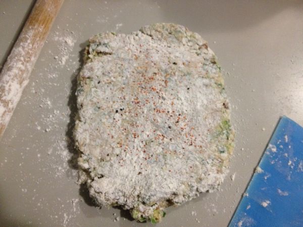 將麵糰桿成長方形，這時的麵糰非常濕黏可多撒些粉。
接著折成三折，麵糰太軟不好操作時可用刮刀協助。