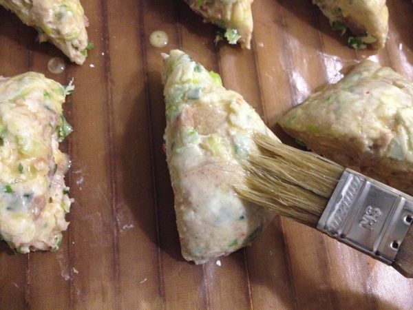 最後稍做整形，切成自己覺得適當的大小後間隔排入烤盤上，在每份小麵糰上刷上蛋汁後送進預熱完成的烤箱以190度烤約15～18分鐘即可。