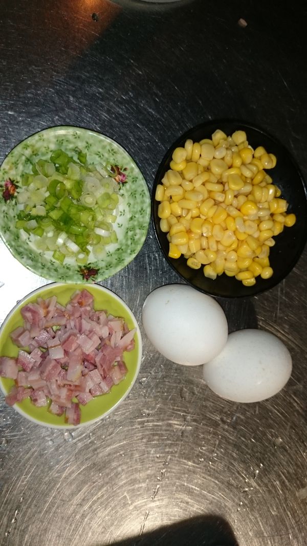 將所有食材先備齊：切蔥花和培根切丁。