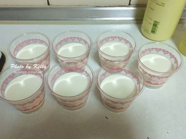 稍微冷卻後再倒入容器內分裝